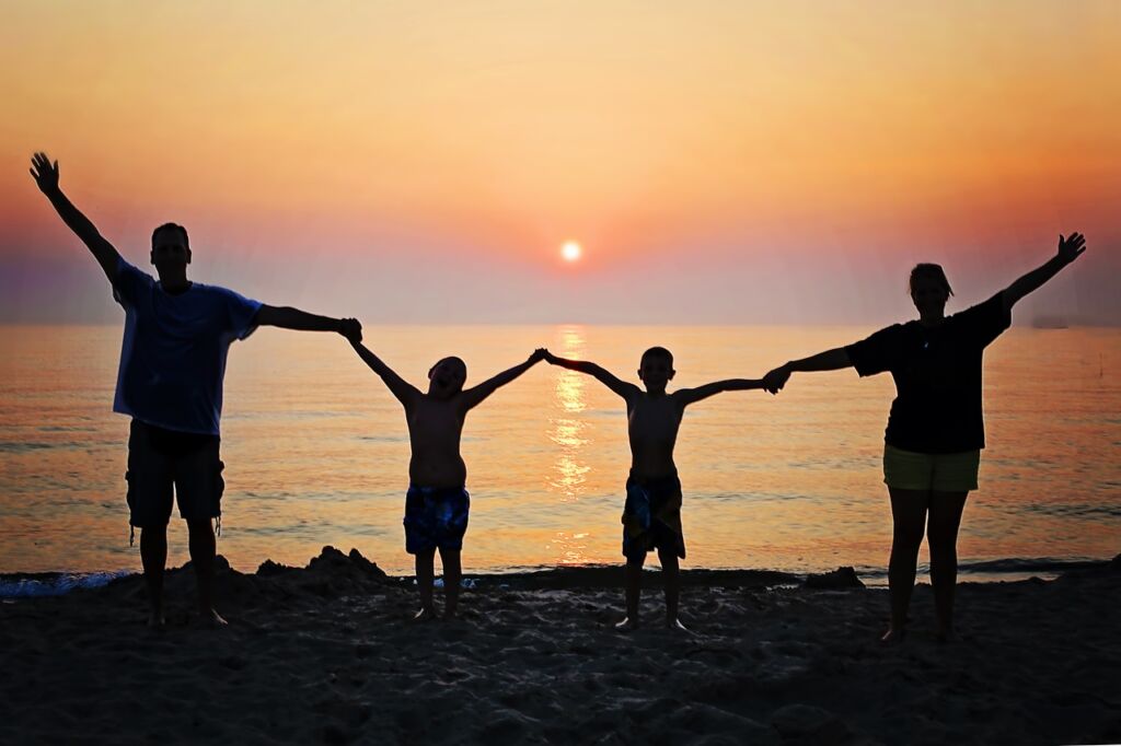 familia unida en la playa